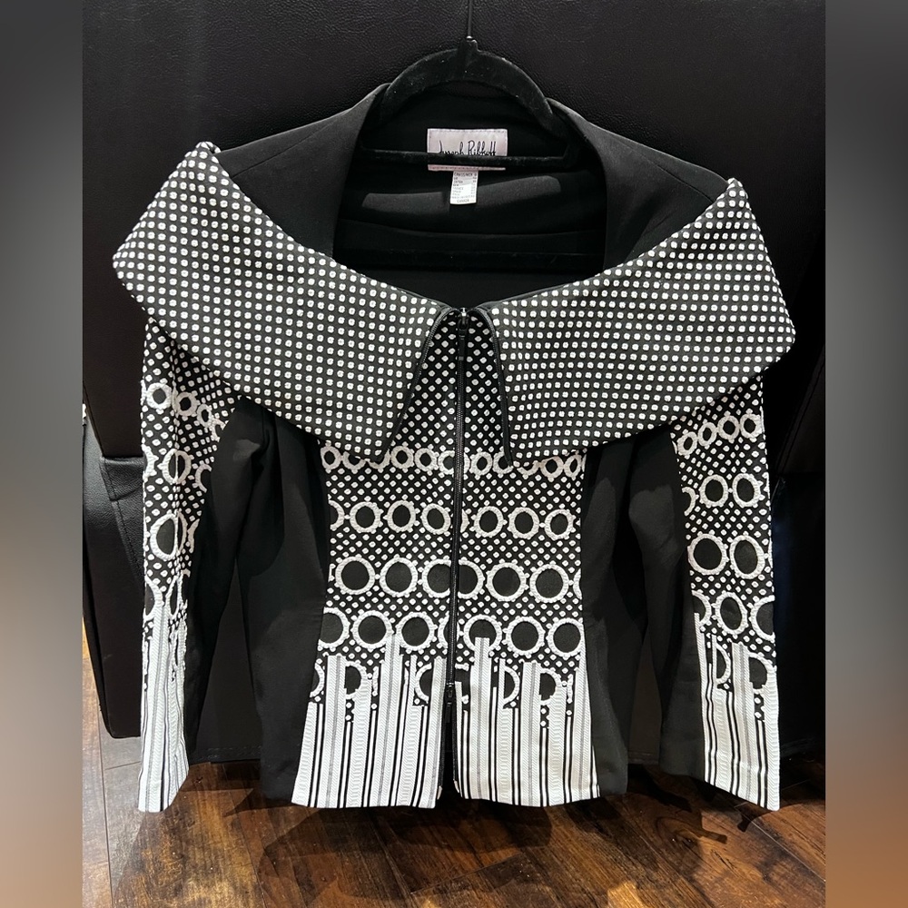 Joseph Ribkoff Black and White Branded Label Detail